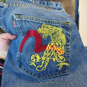 Vintage evisu jeans y2k - Bälte: 42cm Midja 27cm Ytterlängd 106 Innerlängd 80cm Bredd på låret 30cm Nedre ben 22cm 