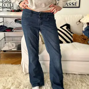 Lågmidjade jeans i storlek S, från Ana. Mycket bra skick, modellen är 172 cm lång.