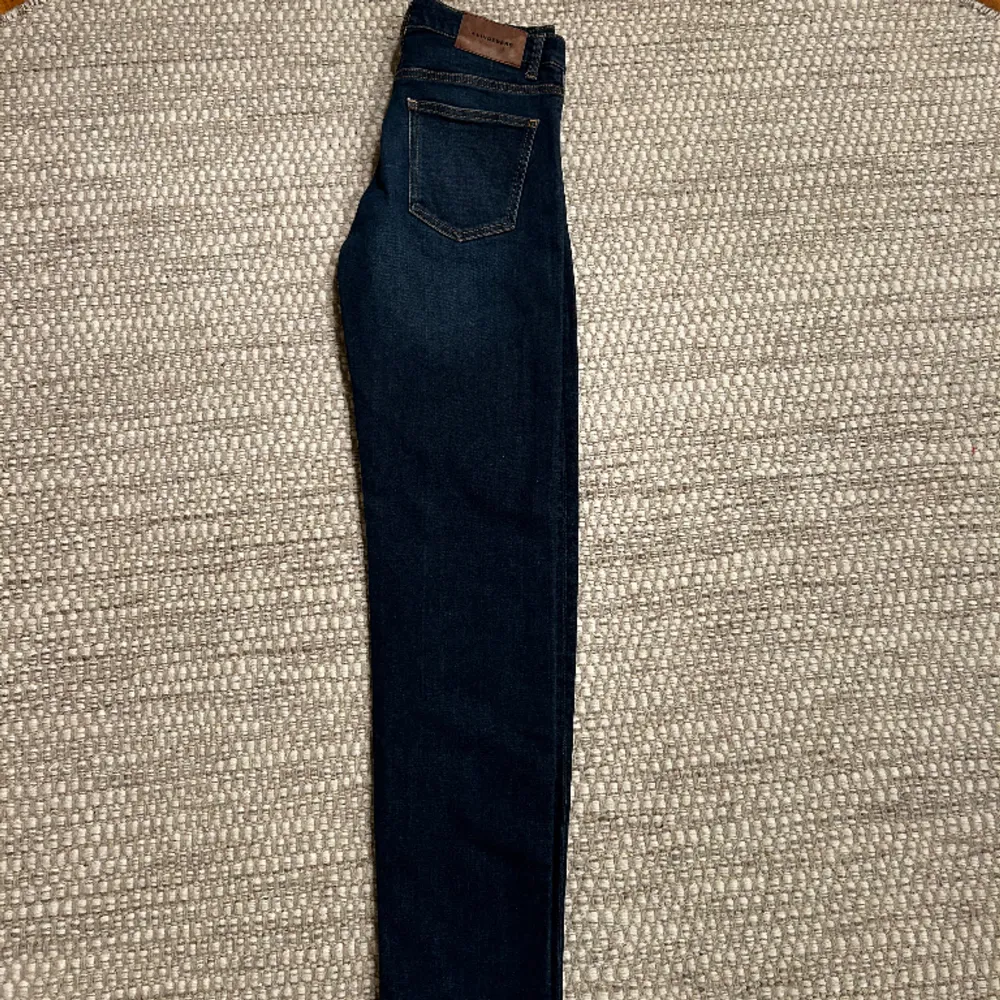 Mörklblåa J Lindeberg jeans i väldigt bra skick, sparsamt använda. Modellen är mid Rise slim fit i storlek W30L34.   100kr. Jeans & Byxor.
