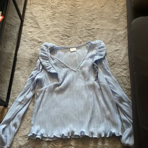 Ljus blå blus  - Säljer denna söta fina blusen. Perfekt till sommar och användt 1 gång. Köpt för 350