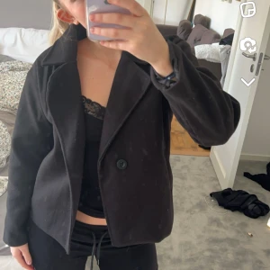 Svart kappa - Super fin svart kappa, köpt second hand så vet tyvärr it märket eller så men skulle uppfatta storleken till s/xs🥰 så bra till våren 