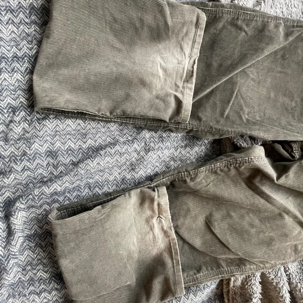Olivgröna carhartts, lite slitna vid anklarna. Farkut & Housut.