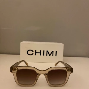 Chimi  - Säljer nu chimi modell 04 Ecru. I fint skick och förpackning + fodral medföljer💕nypris 1350 säljes för 700kr