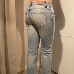 Säljer mina lågmidjade jeans, passar inte längre, snygga o allt, köpta för 399