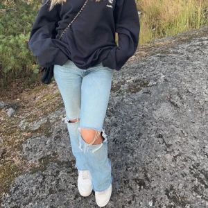 Bootcut Zara jeans - Super fina bootcut jeans från Zara! Mid/lowwaist. Mycket bra skick! 