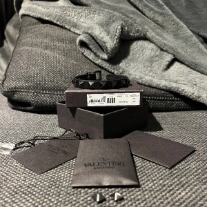 Valentino armband - Säljer dessa sjukt sjukt fina Valentino Armband i toppskick❗️Vid köp medkommer allt på bilden❗️Skriv pm för frågor 🍾