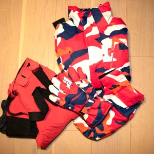 Dam/ barn Skidkläder/skidställ (skidjacka + skidbyxor+ skidhandskar) Stl S 160cm - Stl S Nästa nya   säljs tillsammans som set, sälj inte separat