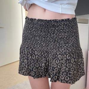 Svart och guld mönstrad kjol från Zara. Den har inner-shorts som inte syns. Stl S. Passar även XS då materialet är stretchigt. Jättebra skick!🤎 