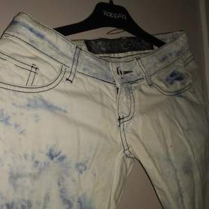 Tunn jeans byxa, trolig small, fickor fram& back, låg midja  raka ben blå /vita
