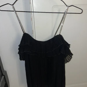 Topp med strass - Svart topp med volanger och strass