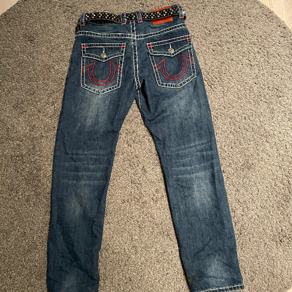 Ett par sköna true religon jeans i storlek 31. Den är baggy/slim fit BB BELT HELT GRATIS MED KÖP. Jeans & Byxor.