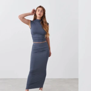 Sett från Gina Tricot - Helt oanvändt sett från Gina sälj tillsammans Kjolen är i storlek XS och toppen är i storlek M  Färgen är blue smoke/ viskos  Material: Elastan