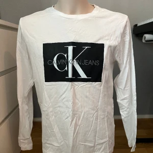 Långärmad tröja med tryck - Aldrig använd! Tunnt och luftigt material🙌