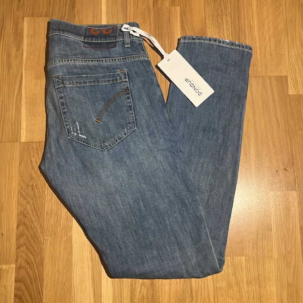 Dondup jeans i modellen George, Storlek 33. Nypris: 3599kr - Vårt pris 999kr. Modellen är 186 cm och väger 79 kg. Hör av er vid frågor!/SS. Jeans & Byxor.