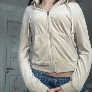 Jättesöt zipup hoodie från Gina Tricot. Endast använd ett fåtal gånger🙏🏻❤️