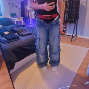 Pasadena denim cargo jeans i storlek M från weekday 