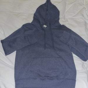 En blå mysig hoodie från secondhand. Har använt den en gång och den är i bra skick!