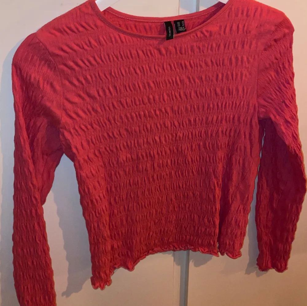En rosa långärmad tröja! Väldigt enkel men ändå lite uppklädd tröja! Använd några gången men är nästan som ny!  Frakt ingår inte, köparen står för det!. Blusar.