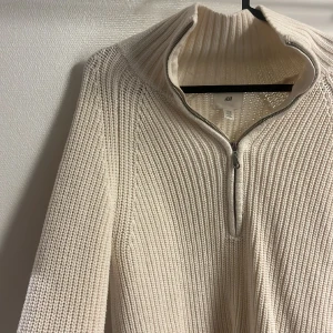 Stickad tröja med dragkedja - Intressekonflikt på min fina tröja från hm då den inte kommer till användning, storlek xs!