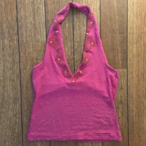 Halternecktopp - Med fina gröna broderier💕