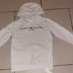 TOMMY HILFIGER - Helt ny Tommy Hilfiger tjocktröja. Inga fläckar, tröjan är endast provad.  Ny pris - 1299kr Säljer för - 1100kr