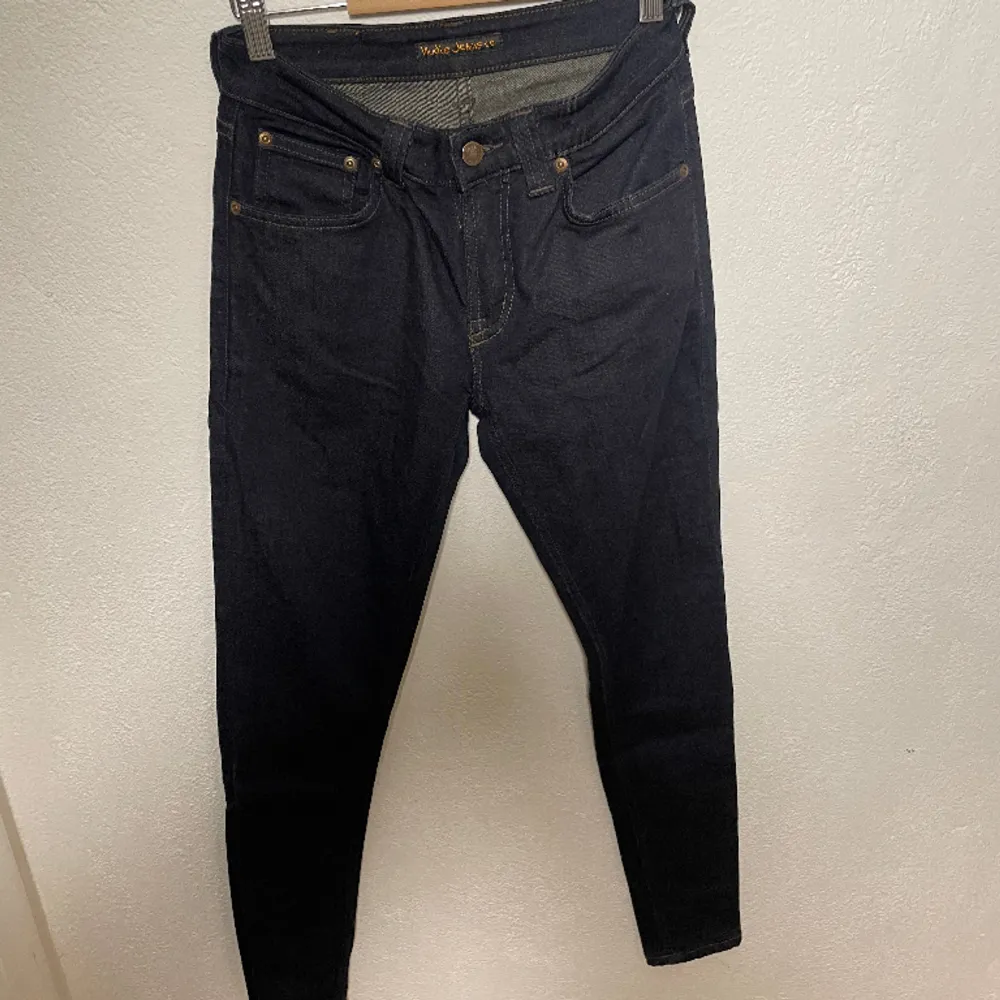 Väldigt feta Nudie jeans i 8,5/10 skick. Storleken är w27L30 passar dig under 170cm troligen.  Nypris: 1600kr Skriv vid frågor eller funderingar🙌. Jeans & Byxor.