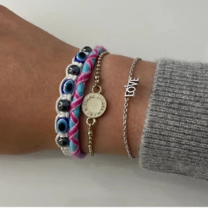 Marc Jacobs armband - Marc Jacobs the medallion charm bracelet, köpt på NK för några år sedan för 700-800kr ⭐️ Knappt använt då jag använder silver istället för guld, toppskick!! 😍 Säljer för ca 300kr eller byten ❤️‍🔥💝