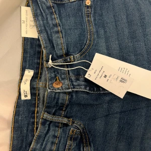 Skinny jeans MOLLY - Helt oanvända molly jeans. Passar Medium och Small sitter väldigt fin på midjan Köpt för 400kr
