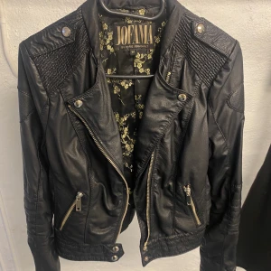 Skinnjacka från Jofama - Skinnjacka från Jofama, Marie Serneholts kollektion. Äkta läder. Storlek 34. Använd men i fint skick. Nypris 2999 kr. 