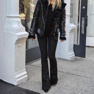 Svarta bootcut jeans - Säljer mina svarta bootcut jeans från Dr Denim, modellen heter macy. Ordinarie pris är 600:💕