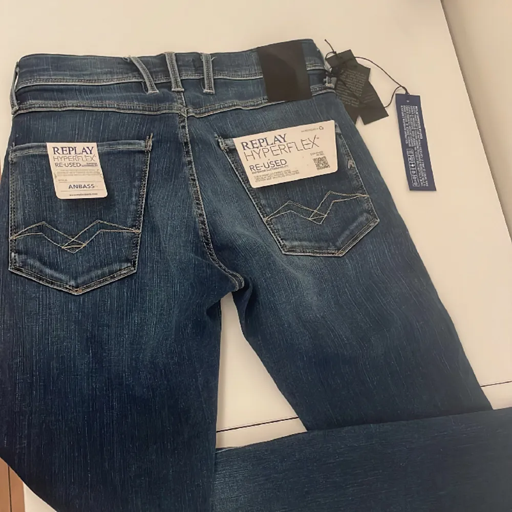 Tjena säljer min helt nya replay jens då det är för stora och inte kan lämna tillbaka storlek är 28/30 och modell anbass skick 10/10 ny pris 1200 mitt pris 1000  skriv för fler bilder 🤩. Jeans & Byxor.