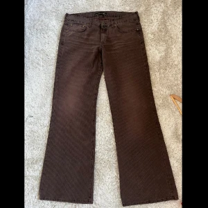 Indian Rags jeans - Ett par bruna Indian Rags jeans inköpta i Milano. Önskar att jag kunde behålla dessa men tyvärr fel storlek. Oanvända 10/10 skick. Riktigt utsvängda och snygg tvätt.  Finns att hämta i Bromma men kan också mötas upp i centrala Stockholm