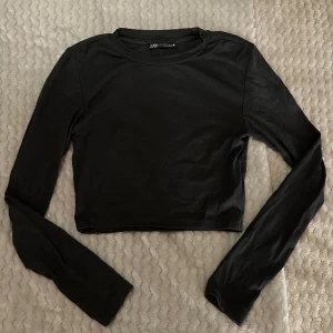 Crop- topp - En mörkgrå Crop- topp från zara i storlek s, nyskick! 
