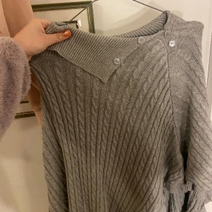 assnygg grå trendig poncho  - säljer denna poncho köpt på Lindex.har aldrig använts. säljer då den inte riktigt är min stil längre :) 