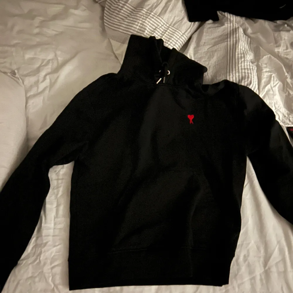 Svart AMI hoodie, storlek M! :) Använd 2 gånger vilket innebär att den är så gott som ny. 😊. Hoodies.