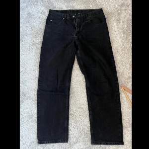 Ett par svarta jeans från wrangler. 9/10 skick. Väldigt lika en Levis 501 kanske aningen vidare. W33 x L30 Finns att hämta i Bromma men kan också mötas upp i centrala Stockholm