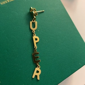 SUPER örhänge - 1 örhänge från Ioaku. Det hänger och står SUPER Nypris 250💕 Endadt använt 2 ggr Ask kommer med❤️