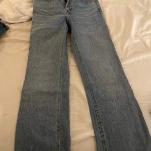 Fina jeans som inte kommer till användning, köpt för 400, sparsamt använd säljer därför för 330