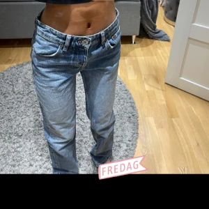 LÅGMIDJADE JEANS - lågmidjade jeans från zara  storlek 38 men passar mig som bär 32/34 i jeans❤️ 100kr!
