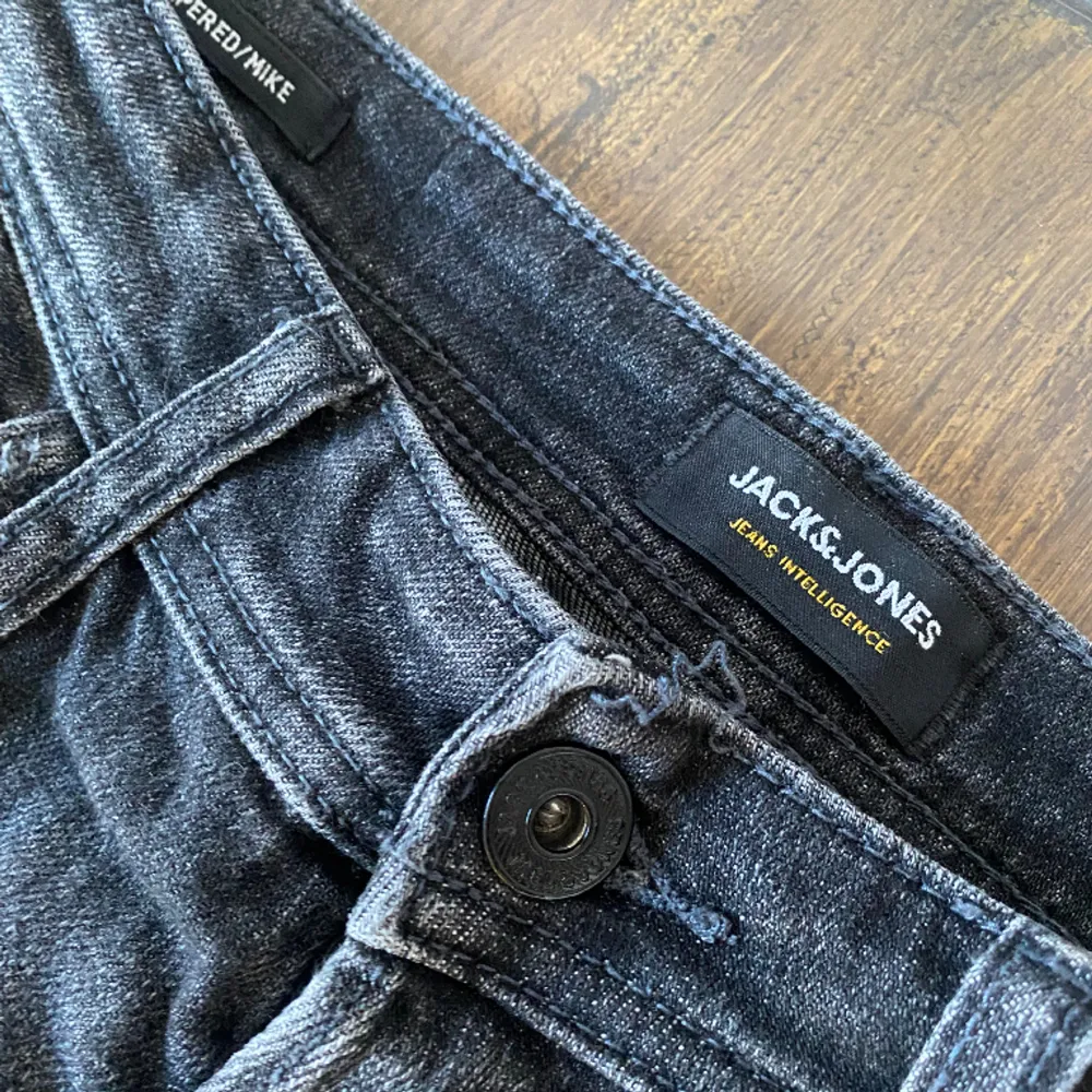 Tja! Säljer dessa super snygga Jack & Jones jeans i super skick. Ställ gärna frågor om ni har, pris kan även diskuteras ⭐️. Jeans & Byxor.
