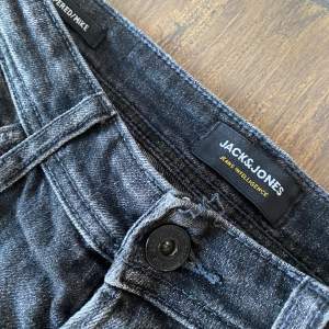Tja! Säljer dessa super snygga Jack & Jones jeans i super skick. Ställ gärna frågor om ni har, pris kan även diskuteras ⭐️