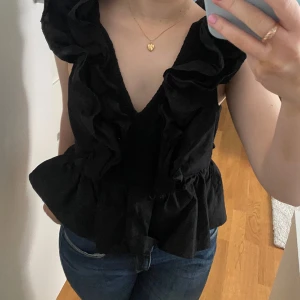 Topp/blus med volang - Säljer denna jätte söta blusen/toppen då den tyvärr är lite för stor för mig, hade passat jätte bra på t.ex. en tjejmiddag eller en fest 💞I mycket bra skick 💓😊