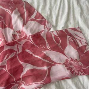 En rosa strand sjal som man kan välja hur man vill ha den och knyta den. Köpt i mykonos💞