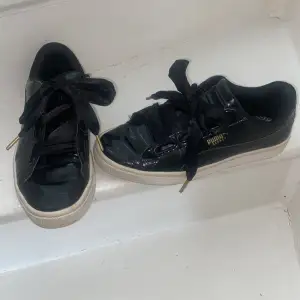 Ett par fina svarta glansiga puma skor i storlek 38.