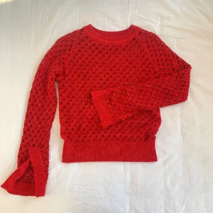Röd tröja - Virkad tröja med glitter och en slit vid armen