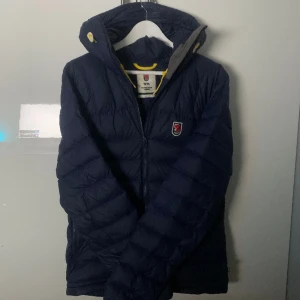 Jacka - Säljer denna fjällräven jacka som är sjukt snygg och sjukt bra skick, inga skador alls och som ny! Den är väldigt stor i storleken därav sitter den som en M men är i storlek S. Tveka inte på att höra av dig för fler bilder osv!🙌🏻
