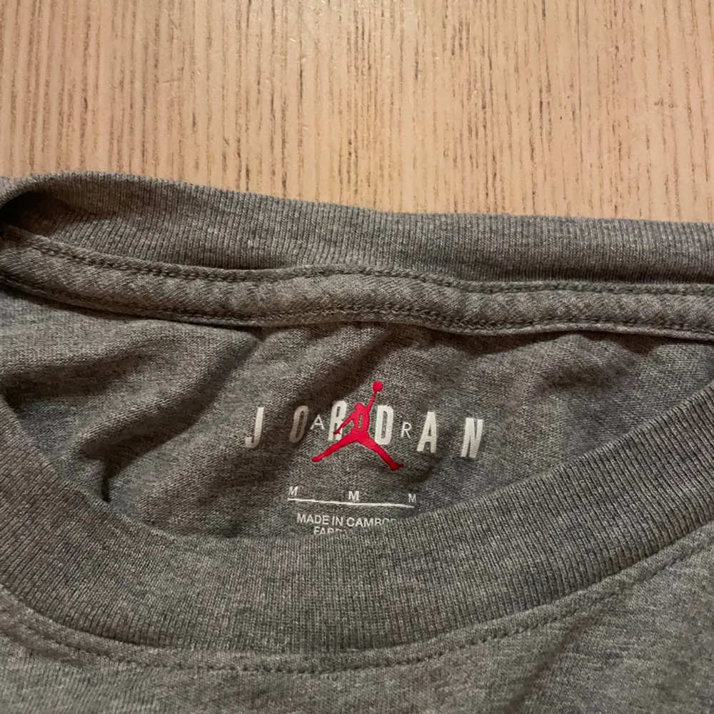 Säljer min Jordan tröja har bara använt den en gång (säljer den pga för stor storlek) storlek medium. T-shirts.