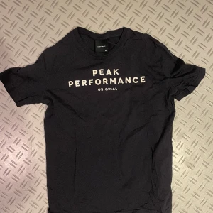 Peak performance T-shirt. - Väldigt snygg och skön märkes T-shirt! Bra kvalitet och skick! Hör av er vid funderingar!