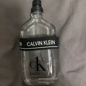 Säljer en från början 200ml Calvin Kline parfym, nu är det 150ml kvar i flaskan. Orginal pris 500kr  Mitt pris 250kr  