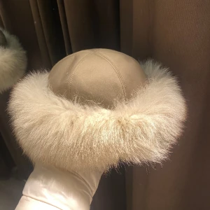 Pälshatt - Pälshatt perfekt till afterskin🎿🍻 Säljer denna hatt, i superfint skick! Har själv aldrig fått användning för den.💞 Bara arts kriga vid eventuella frågor